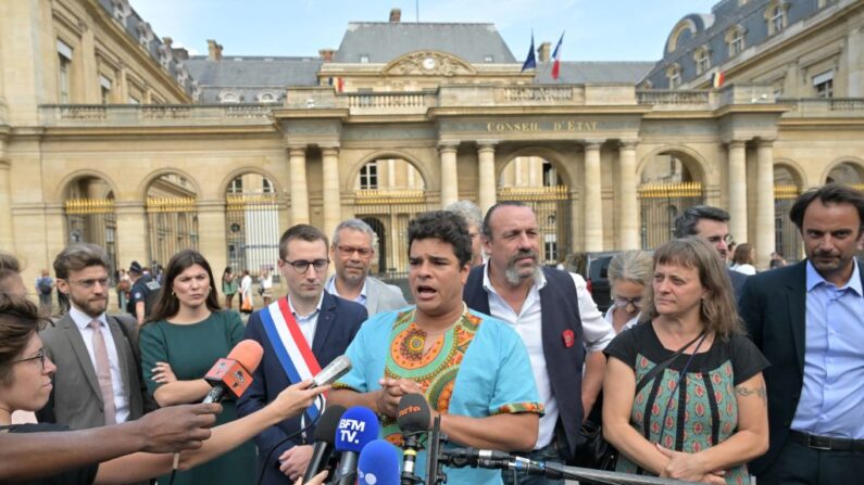 Basile Dutertre porte-parole du groupe de militants écologistes « les soulèvements de la terre », s'exprime lors d'une conférence de presse devant le Conseil d'État à Paris, le 8 août 2023. (Photo ALAIN JOCARD/AFP via Getty Images)