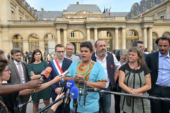 Basile Dutertre, porte-parole des Soulèvements de la terre, est devant le Conseil d'État à Paris, le 8 août 2023. (Photo ALAIN JOCARD/AFP via Getty Images)