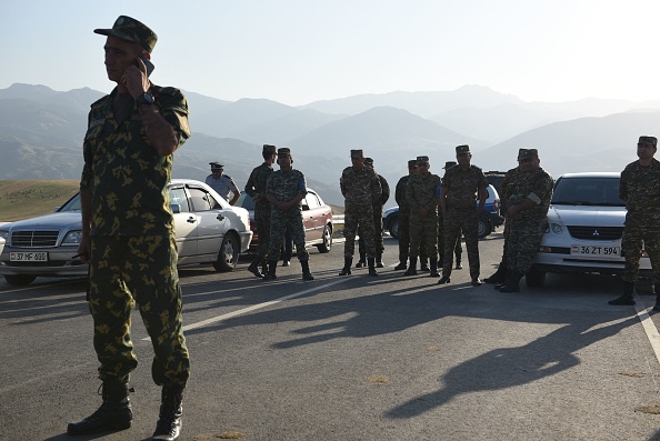 Des vétérans de guerre arméniens et des volontaires de l'armée, bloqués par des agents des forces de l'ordre sur une route juste avant le corridor de Lachin, le 9 août 2023. (Photo KAREN MINASYAN/AFP via Getty Images)