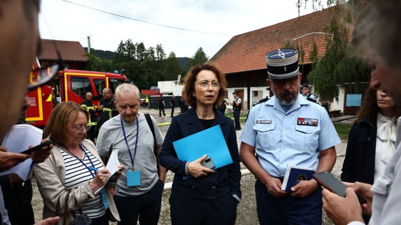 Nathalie Kielwasser, vice-procureure de Colmar, tient un point presse sur le lieu de l'incendie d'un centre de vacances pour personnes handicapées à Wintzenheim, le 9 août 2023. (Photo SEBASTIEN BOZON/AFP via Getty Images)