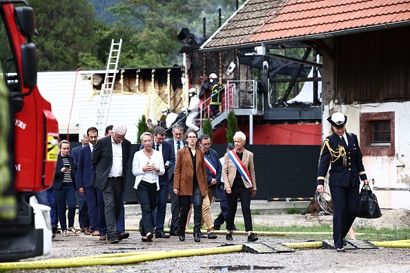 La Première ministre Élisabeth Borne (au c.) lors de sa visite du lieu où un incendie s'est déclaré dans un centre de vacances pour personnes handicapées à Wintzenheim. (Photo SÉBASTIEN BOZON/POOL/AFP via Getty Images)