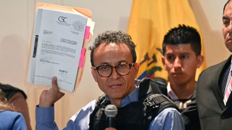 Le journaliste et candidat présidentiel du parti Construye, Christian Zurita, donne une conférence de presse dans un hôtel de Guayaquil, en Équateur, le 16 août 2023. (Photo MARCOS PIN/AFP via Getty Images)