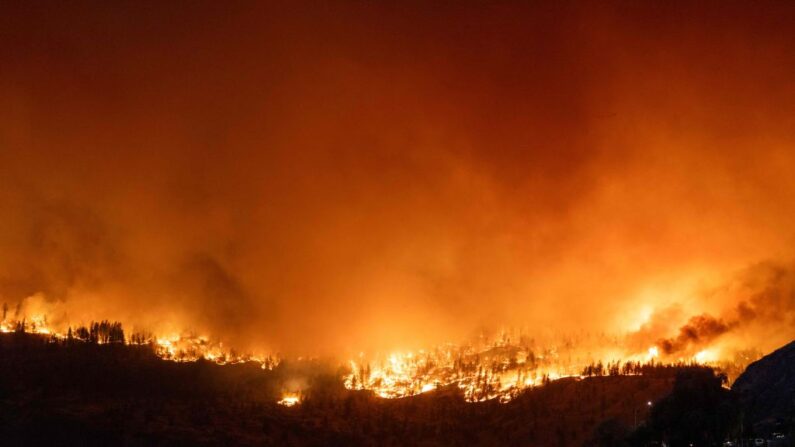 L'incendie de McDougall Creek brûle dans les collines à l'ouest de Kelowna, en Colombie-Britannique, au Canada le 17 août 2023. (Photo DARREN HULL/AFP via Getty Images)