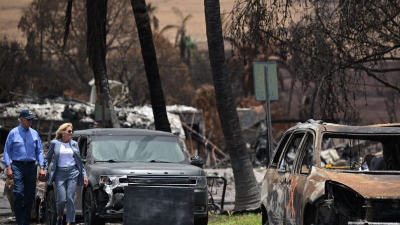 Le président américain Joe Biden et la première dame américaine Jill Biden visitent une zone dévastée par des incendies à Lahaina, Hawaï, le 21 août 2023. (Photo MANDEL NGAN/AFP via Getty Images)