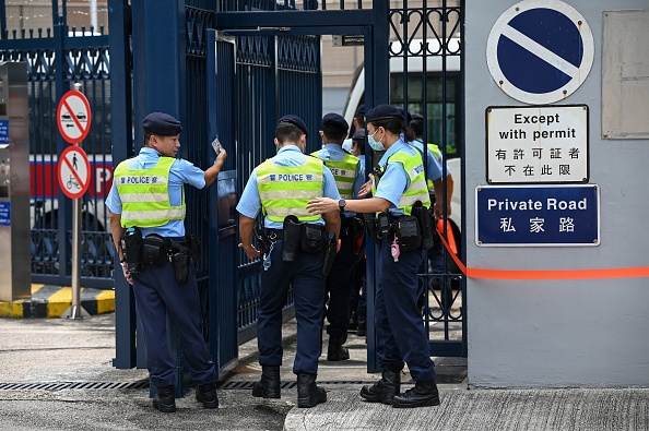 La police entre dans le poste de police de Tin Shui Wai où Tang Kai-yin, le dernier des « 12 de Hong Kong », est arrivé à Hong Kong en provenance de la Chine, le 22 août 2023. (Photo PETER PARKS/AFP via Getty Images)