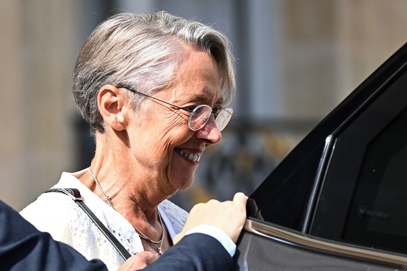 La Première ministre Élisabeth Borne quitte le Palais présidentiel de l'Élysée, le 23 août 2023. (Photo BERTRAND GUAY/AFP via Getty Images)