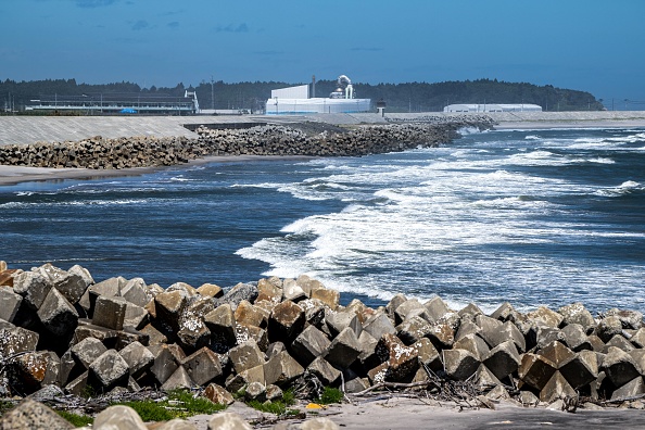 Un rivage est photographié à Futaba-machi, à environ 5 km de la centrale nucléaire accidentée de Fukushima-Daiichi, le 24 août 2023. (Photo PHILIP FONG/AFP via Getty Images)