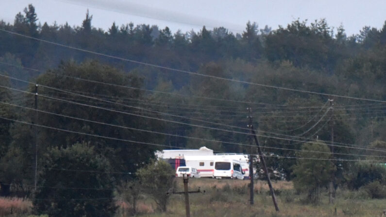 Des véhicules de secours sont stationnés sur le site d'un accident d'avion près du village de Kuzhenkino, dans la région de Tver, le 24 août 2023. (Photo OLGA MALTSEVA/AFP via Getty Images)