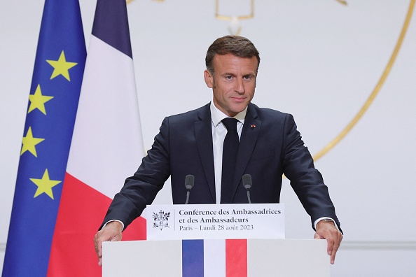 Le Président Emmanuel Macron va faire une proposition "dans les semaines qui viennent" pour élargir le champ du référendum. (Photo TERESA SUAREZ/POOL/AFP via Getty Images)