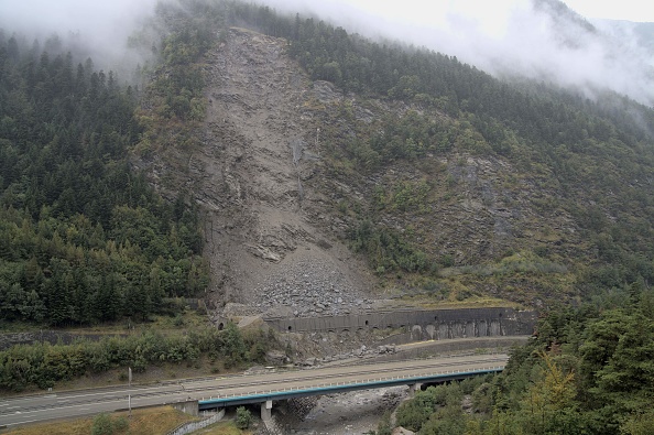 Le volume de l'éboulement à Savoie conduisant à la suspension du trafic ferroviaire et des poids lourds sur un axe majeur entre la France et l'Italie. (Photo CHARLENE PERSONNAZ/AFP via Getty Images)