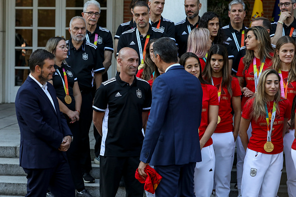 Le Premier ministre espagnol Pedro Sanchez (au c.) avec le président de la Fédération espagnole de football Luis Rubiales (2ème à g.) le 22 août 2023 à Madrid, en Espagne. (Photo Pablo Blazquez Dominguez/Getty Images)