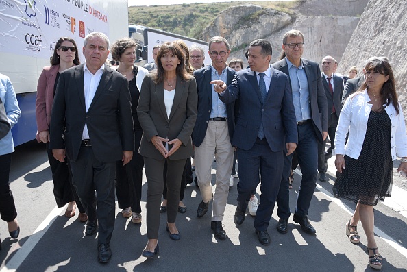 La maire de Paris, Anne Hidalgo, passe devant des camions transportant de l'aide humanitaire française destinée à la région séparatiste du Haut-Karabakh, peuplée d'Arméniens, près de l'entrée du corridor de Lachin, le seul lien terrestre du Karabakh avec l'Arménie, le 30 août 2023. (Photo KAREN MINASYAN/AFP via Getty Images)