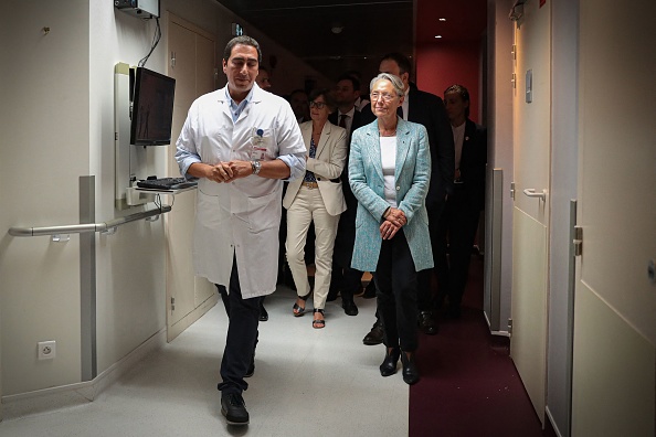 La Première ministre Élisabeth Borne (à dr.) visite le service des internes en médecine du Centre hospitalier universitaire de Rouen, le 31 août 2023. (Photo LOU BENOIST/POOL/AFP via Getty Images)