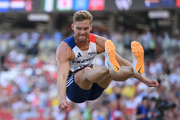 Kevin Mayer participe au saut en longueur du décathlon lors de la septième journée des Championnats du monde d'athlétisme Budapest 2023. (Photo Hannah Peters/Getty Images)