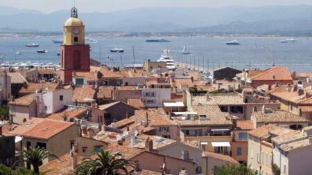 Saint-Tropez: un père s’endort sur la plage, oubliant sa fillette de 3 ans dans un van en plein soleil