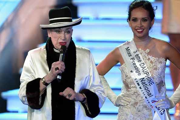 L'organisatrice du concours de beauté français et ancienne présidente du comité Miss France, Geneviève de Fontenay (à g.) parle pendant le concours de beauté "Miss Prestige Nationale" 2015, à Kirrwiller. (Photo FREDERICK FLORIN/AFP via Getty Images)