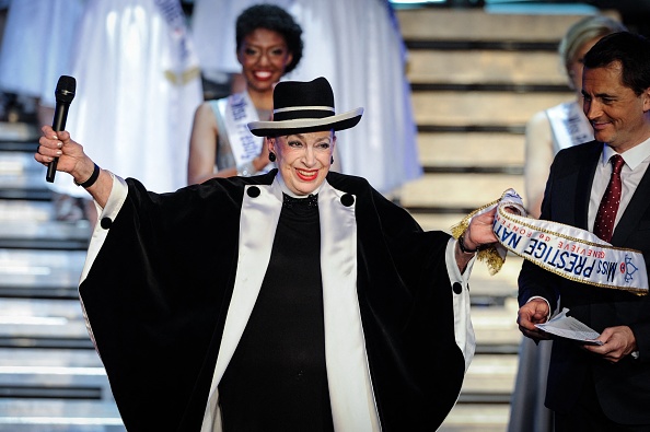 L'organisatrice de concours de beauté français et ancienne fondatrice et présidente du comité Miss France Geneviève de Fontenay (2e à dr.) (Photo SEBASTIEN BOZON/AFP via Getty Images)