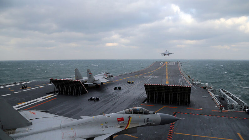 Illustration. Avions de combat chinois J-15 lancés depuis le pont du porte-avions Liaoning lors d'exercices militaires. (Photo STR/AFP via Getty Images)