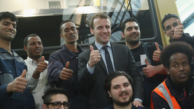 Emmanuel Macron (au c.) entouré de participants à un programme de formation pour les réfugiés, le 10 janvier 2017 à Berlin, en Allemagne. (Photo Sean Gallup/Getty Images)