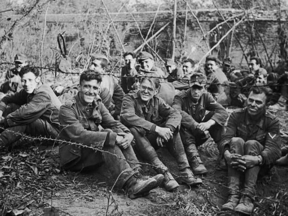 Un groupe de prisonniers de guerre allemands détenus en France, vers 1944. Illustration. (Photo FPG/Hulton Archive/Getty Images)