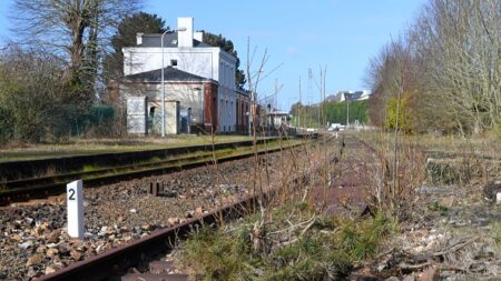 Rhône: la conductrice suit son GPS, sa voiture finit sous un train de fret