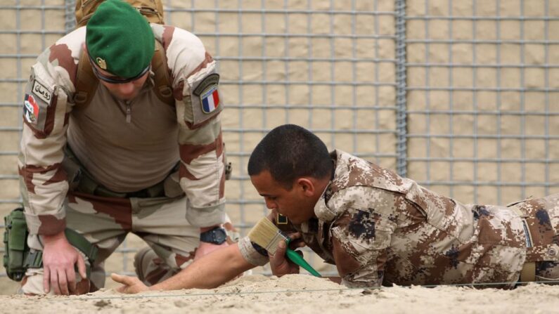 Un soldat français supervise la formation des membres du service de lutte contre le terrorisme irakien au balayage et au démantèlement des engins explosifs improvisés, à l'aéroport international de Bagdad, le 19 mars 2018. (Photo AHMAD AL-RUBAYE/AFP Getty Images)