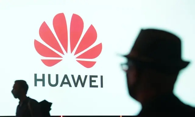 Des personnes arrivent pour assister au discours d'ouverture donné par Huawei lors de l'édition spéciale du salon de l'électronique grand public et de l'électroménager IFA 2020, le 3 septembre 2020 à Berlin, en Allemagne. (Sean Gallup/Getty Images)