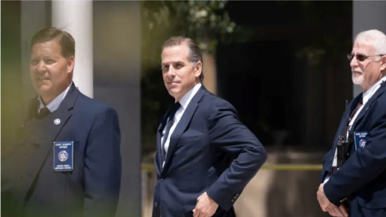 Hunter Biden quitte le bâtiment fédéral J. Caleb Boggs à Wilmington, Delhi, le 26 juillet 2023. (Madalina Vasiliu/Epoch Times)