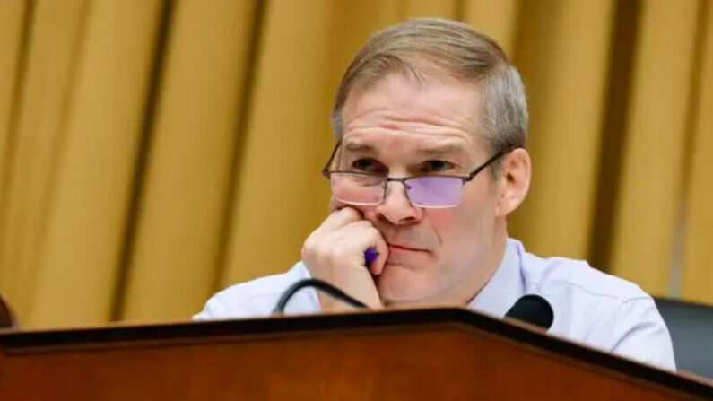 Le président de la commission judiciaire de la Chambre des représentants, Jim Jordan (Parti républicain-Ohio), préside l'audition de la sous-commission sur l'armement du gouvernement fédéral dans le Rayburn House Office Building au Capitole, le 9 février 2023 à Washington, DC. (Photo par Chip Somodevilla/Getty Images)  