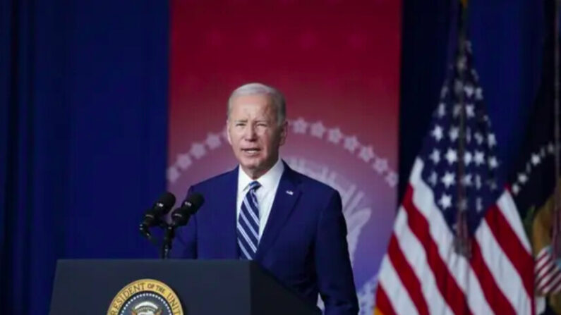 Le président américain Joe Biden prononce un discours pour marquer le premier anniversaire de sa signature de la loi Promise to Address Comprehensive Toxics (PACT) au George E. Wahlen Department of Veterans Affairs Medical Center à Salt Lake City, dans l'Utah, le 10 août 2023. (Madalina Vasiliu/Epoch Times)

