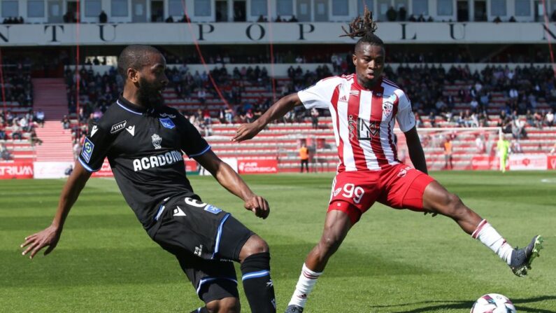 Le milieu de terrain franco-comorien d'Auxerre Youssouf M'Changama (à.g) se bat pour le ballon avec le défenseur malien d'Ajaccio Youssouf Kone (à.d) lors du match de football de L1 française entre l'AC Ajaccio et l'AJ Auxerre au Stade Francois, le 9 avril 2023. (Photo : PASCAL POCHARD-CASABIANCA/AFP via Getty Images)