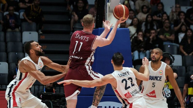 L'attaquant letton Rolands Smits marque pendant le match du groupe G de la Coupe du monde de basket-ball FIBA entre la France et la Lettonie à l'Indonesia Arena à Jakarta le 27 août 2023. (Photo : YASUYOSHI CHIBA/AFP via Getty Images)