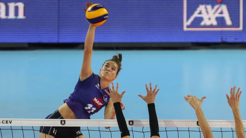 Lucille Gicquel a marqué 25 pts et l'équipe de France féminine de volley a glané sa deuxième victoire en deux matches à l'Euro en venant à bout de l'Espagne. (Photo : ADEM ALTAN/AFP via Getty Images)