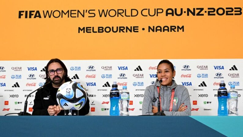 La capitaine du Maroc Ghizlane Chebbak (à.d) et l'entraîneur Reynald Pedros (à.g) à  de la Coupe du monde. (Photo: WILLIAM WEST/AFP via Getty Images)