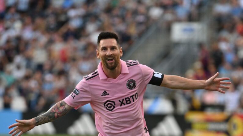 Lionel Messi, célèbre son but lors du match de football de la demi-finale de la Coupe des ligues de la CONCACAF entre l'Inter Miami et l'Union de Philadelphie au Subaru Park Stadium de Chester, Pennsylvanie, le 15 août 2023. (Photo : ANGELA WEISS/AFP via Getty Images)