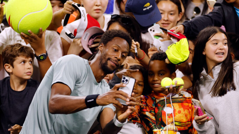 Gaël Monfils prend une photo avec des fans, le 23 août 2023 à New York. (Photo : Sarah Stier/Getty Images)