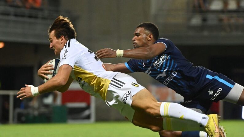 L'ailier de la Rochelle Nathan Bollengier (à.g) marque un essai lors du match de rugby du Top14 entre le Montpellier Hérault et le Stade Rochelais (La Rochelle), le 20 août 2023. (Photo : SYLVAIN THOMAS/AFP via Getty Images)