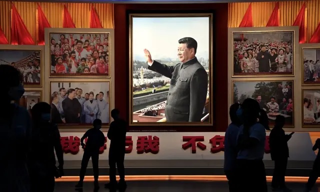 Des personnes se tiennent devant des images du dirigeant chinois Xi Jinping au Musée du Parti communiste chinois à Pékin, le 4 septembre 2022. (Noel Celis/AFP via Getty Images)