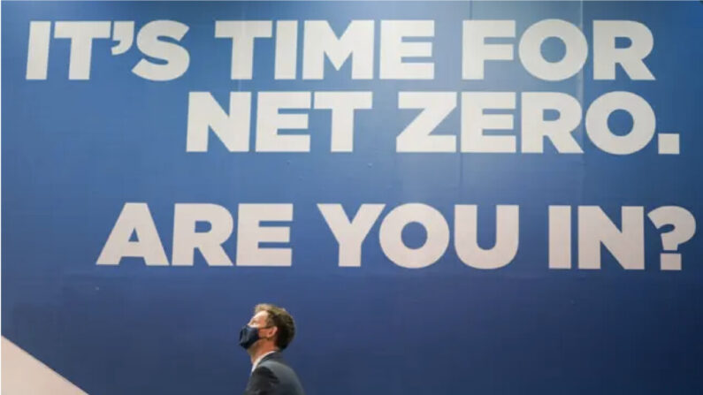 Un homme monte des escaliers lors de la deuxième journée de la conférence des Nations Unies sur les changements climatiques COP 26 au SECC à Glasgow, en Écosse, le 1er novembre 2021. (Ian Forsyth/Getty Images)