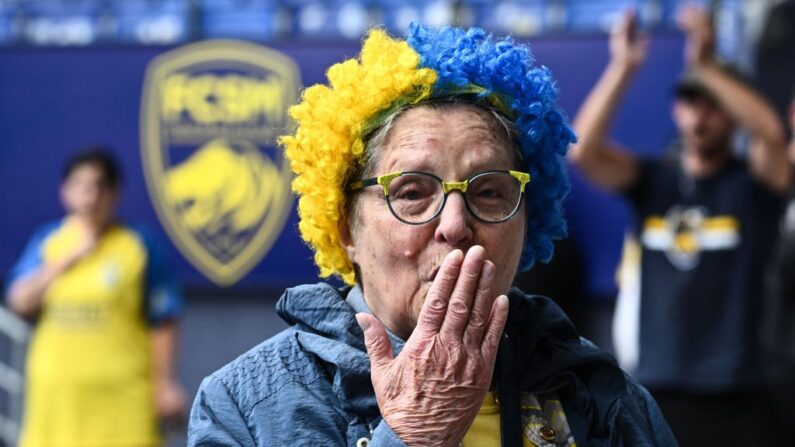 Un supporteur accueille les joueurs au début de la séance d'entraînement du club de football FC Sochaux-Montbeliard (FCSM), le 2 août 2023. (Photo : SEBASTIEN BOZON/AFP via Getty Images)