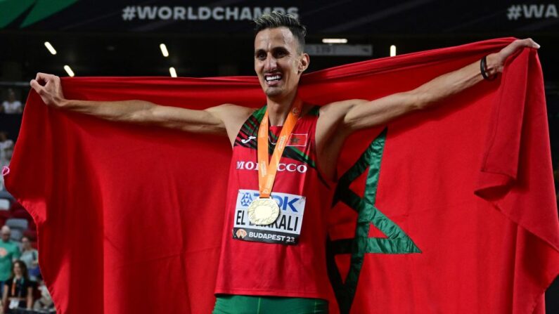 Soufiane El Bakkali célèbre sa victoire dans la finale du 3000m steeple masculin lors des Championnats du monde d'athlétisme au Centre national d'athlétisme de Budapest, le 22 août 2023. (Photo : BEN STANSALL/AFP via Getty Images)