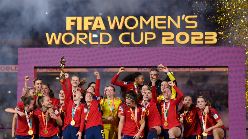 Esther Gonzalez (Espagne) soulève le trophée de la Coupe du Monde Féminine de la FIFA après sa victoire lors du match de la finale de la Coupe du Monde Féminine de la FIFA, Australie et Nouvelle-Zélande 2023 entre l'Espagne et l'Angleterre au Stadium Australia le 20 août 2023 à Sydney, Australie. (Photo : Justin Setterfield/Getty Images)