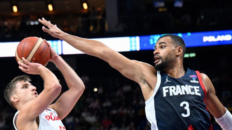 Timothe Luwawu-Cabarrot (à.d) tente de bloquer le Polonais Jakub Schenk (à.g)) lors de la demi-finale de basket-ball FIBA Eurobasket 2022 entre la Pologne et la France à Berlin le 16 septembre 2022. (Photo : TOBIAS SCHWARZ/AFP via Getty Images)