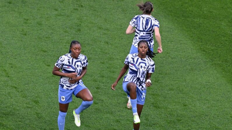 L'attaquante Kadidiatou Diani (à.g) et la milieu de terrain Aissatou Tounkara (à.d) s'échauffent avant le match de quart de finale de la Coupe du Monde Féminine Australie et Nouvelle-Zélande, le 12 août 2023. (Photo : WILLIAM WEST/AFP via Getty Images)