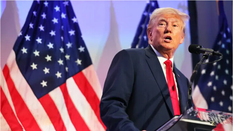 Le candidat républicain à l'élection présidentielle, l'ancien président des États-Unis Donald Trump, à l'occasion du sommet national Moms for Liberty Joyful Warriors au Philadelphia Marriott Downtown à Philadelphie (Pennsylvanie), le 30 juin 2023. (Michael M. Santiago/Getty Images)