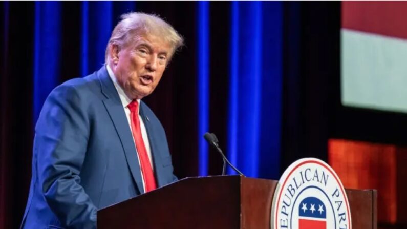 L'ancien président Donald Trump prend la parole lors du dîner Lincoln 2023 du Parti républicain de l'Iowa à Des Moines, Iowa, le 28 juillet 2023. (SERGIO FLORES/AFP via Getty Images)