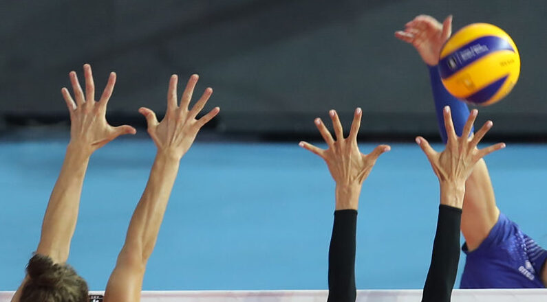 L'équipe de France féminine de volley a parfaitement débuté l'Euro, victorieuse trois sets à zéro. (Photo : ADEM ALTAN/AFP via Getty Images)