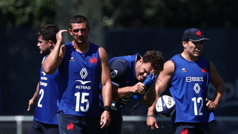 Damian Penaud (2e à d) se rafraîchit lors d'une séance d'entraînement, le 23 août 2023. (Photo by ANNE-CHRISTINE POUJOULAT/AFP via Getty Images)