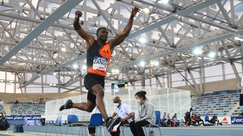 Hugues-Fabrice Zango du Burkina Faso participe au triple saut masculin lors des Championnats de France d'athlétisme en salle au stade Miramas Métropole, à Miramas, près de Marseille, le 20 février 2021. (Photo : SYLVAIN THOMAS/AFP via Getty Images)