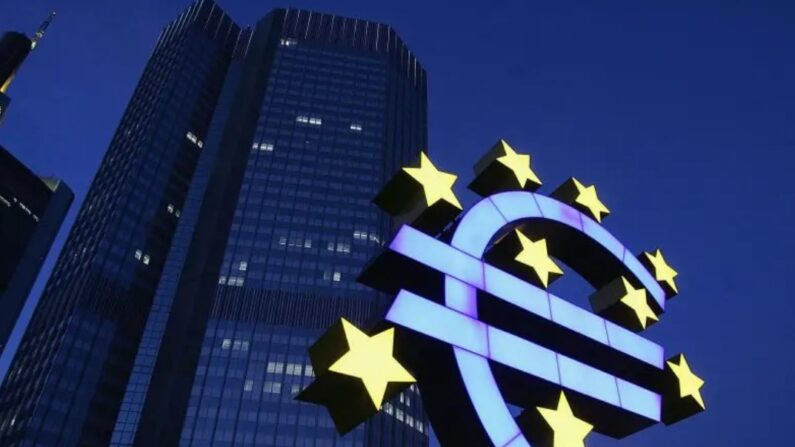 Le logo de l'euro devant le siège de la Banque centrale européenne à Francfort, en Allemagne, sur une photo d'archive. (Ralph Orlowski/Getty Images)